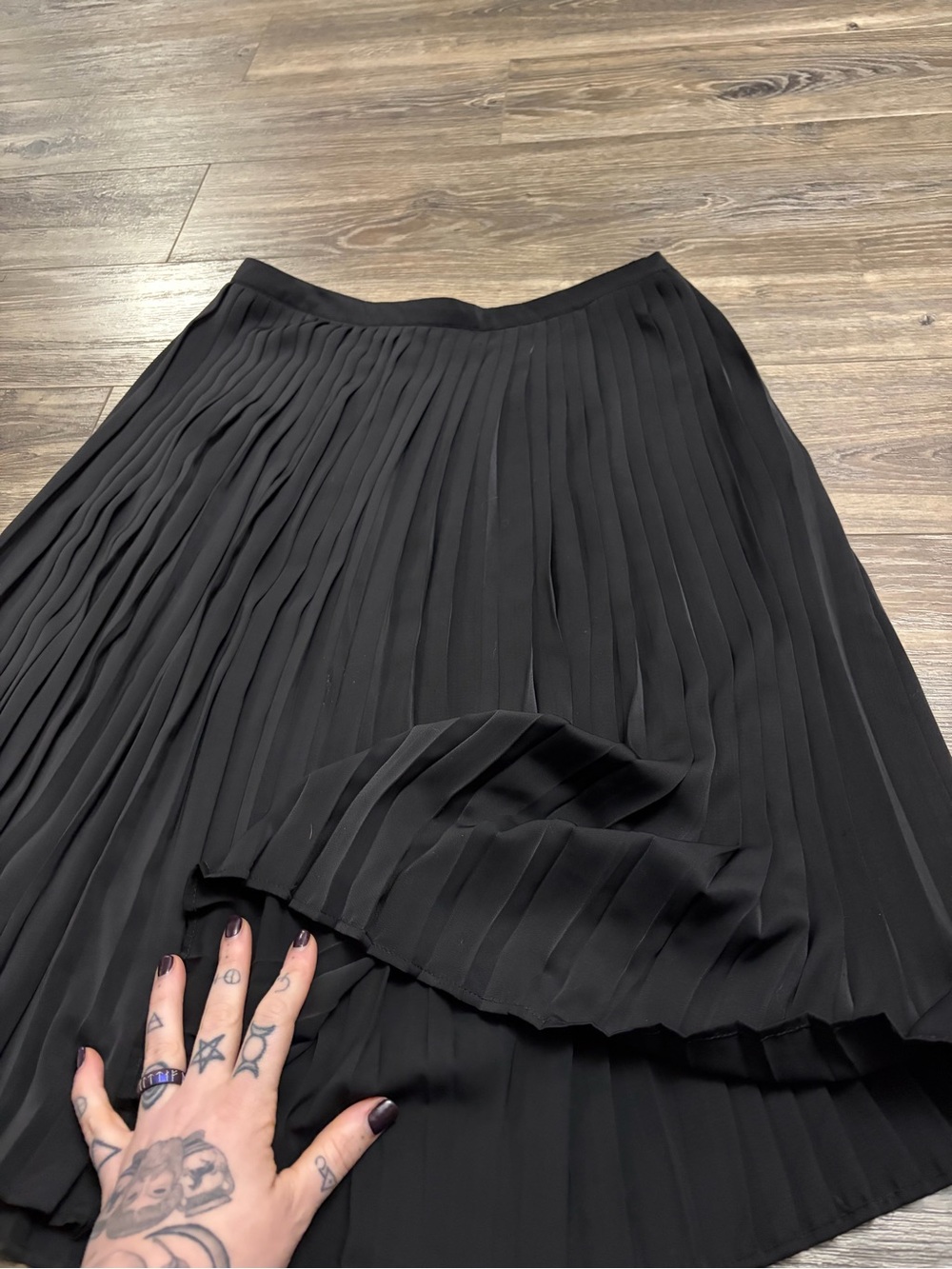 Abercrombie & Fitch Satin Pleated Classic Midi Skirt (Black) Size Large - Picture 3 of 9